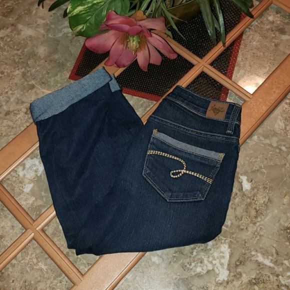 Justice Other - Jrs Capris by "Justice Jeans" Sz (12R) Justice Other - Jrs Capris by "Justice Jeans" Sz (12R)